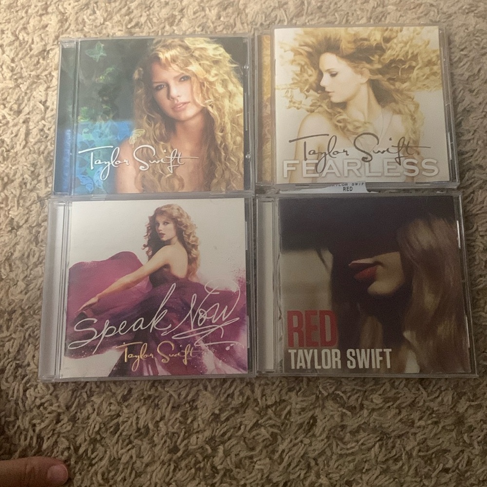 4 Taylor Swift CDs